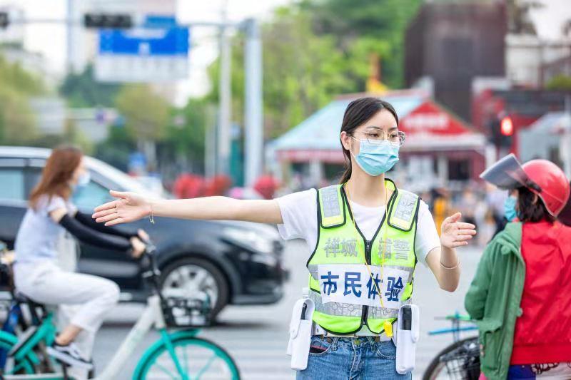 警察最新反光背心图片展现现代警务风采